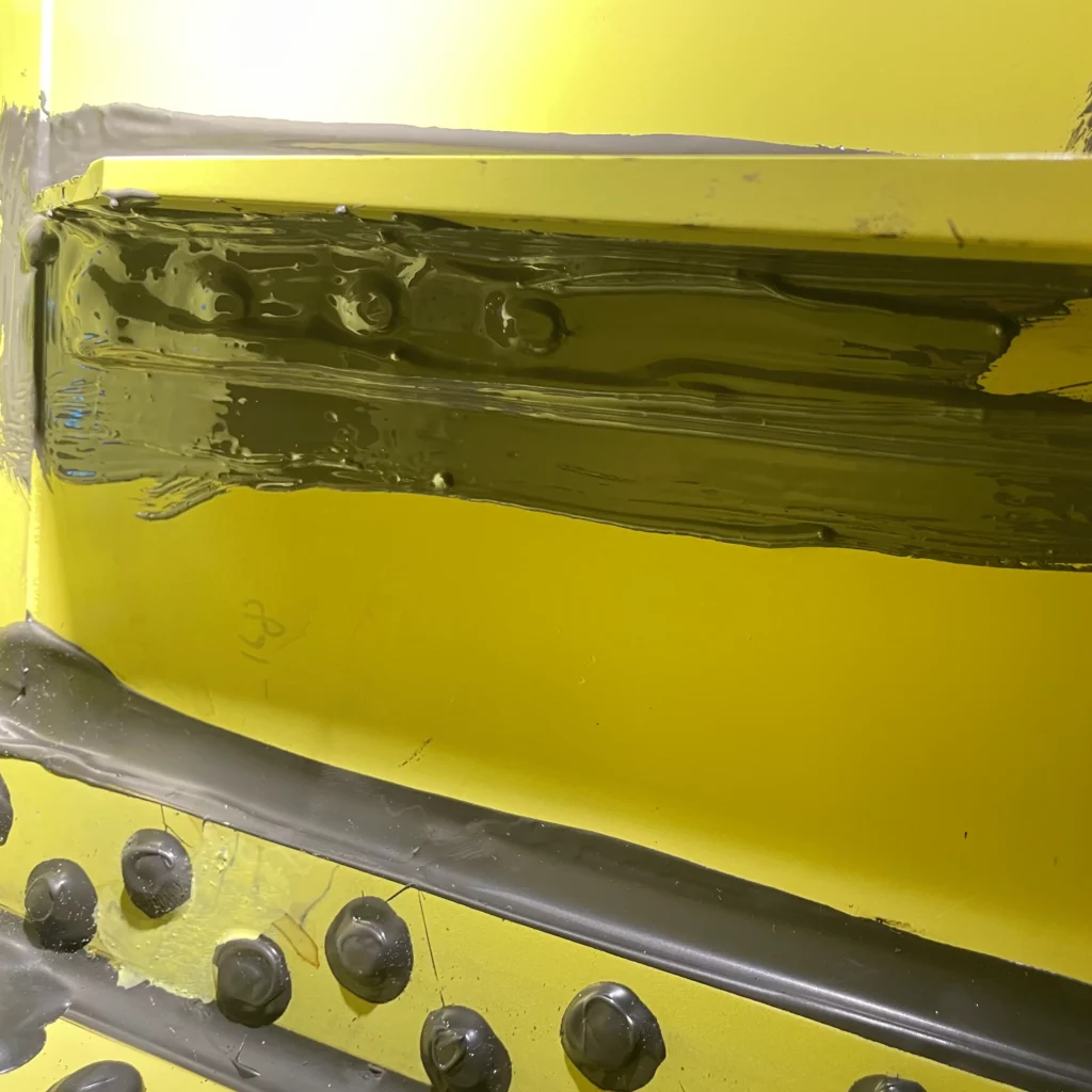 Sealed stringer joint and fastener row inside the wing fuel tank